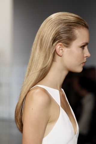 Haartrends 2025: wet hair, chignons, pixie cuts, paardenstaarten en undercut kapsels