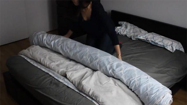De truc om supersnel nieuwe lakens op je bed te leggen