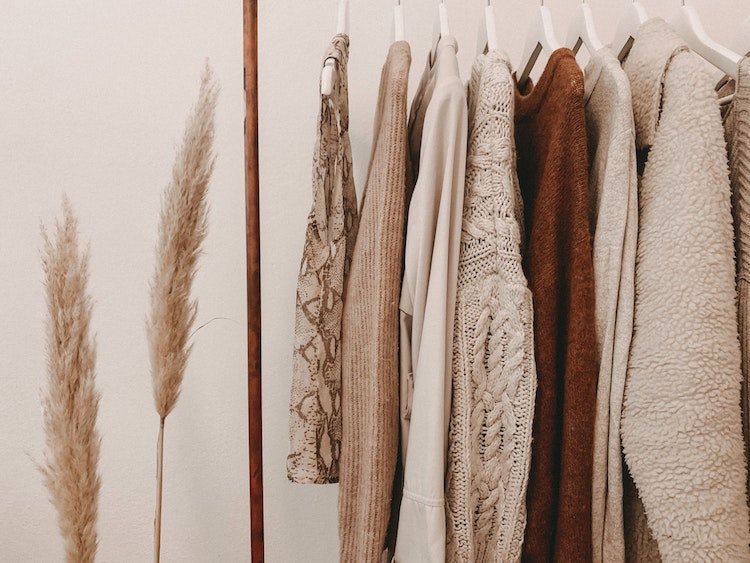 10 tips om je kleerkast op te ruimen (+Hoe geld verdienen aan je tweedehands kleding?)