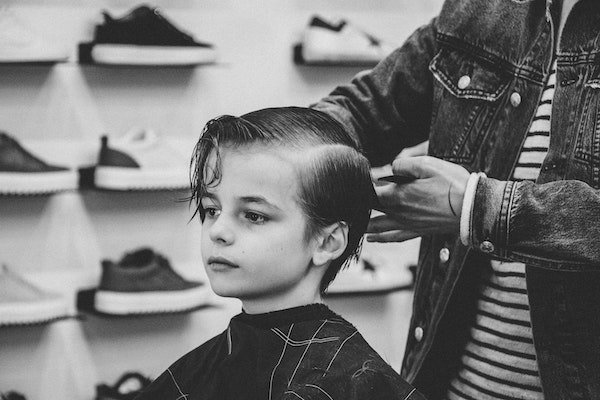 Hoe zelf het haar van je kinderen knippen? Zelf kinderkapsels knippen + tips