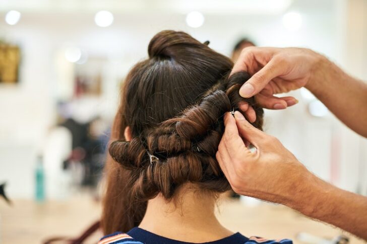 Hoe maak je beachwaves in je haar? Zo krijg je slag in je haar