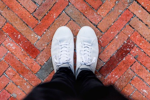 rechter jogger Onbelangrijk Hoe krijg je witte sneakers en schoenen weer wit? | Glamourista - kapsels
