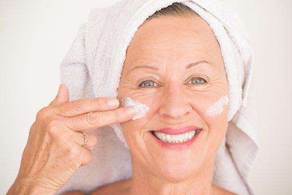 Hoe een rijpere huid verzorgen: beste huidverzorging en skincare voor 40+ huid