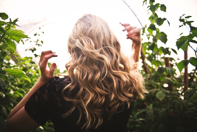 Hoe maak je beachwaves in je haar? Zo krijg je slag in je haar!