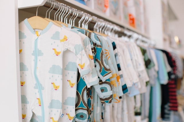 Goedkope kinderkleding: hoe goedkoop kinderkleding scoren?