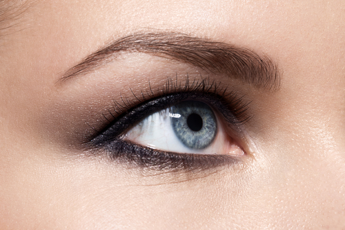 antraciet-oogschaduw-blauwe-ogen