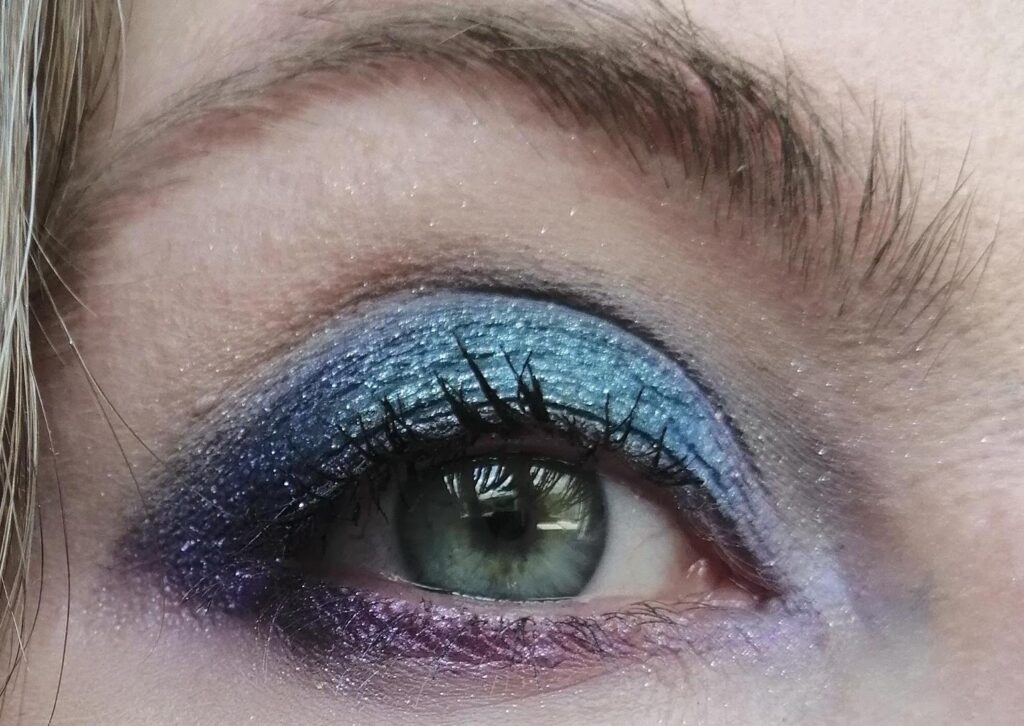blauwe-en-paarse-oogmake-up