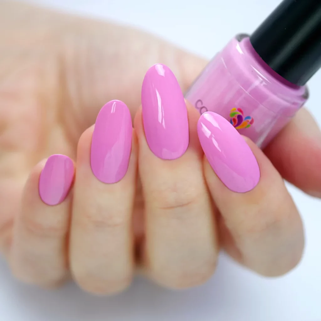 roze-nagellak-bruine-handen