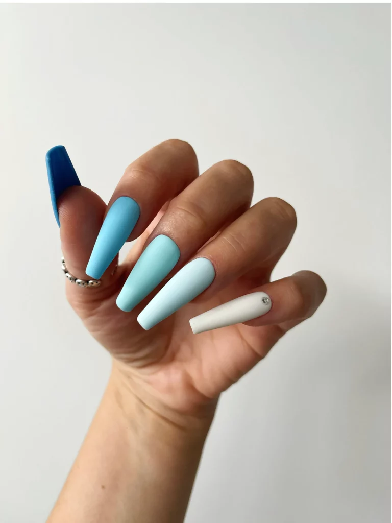 blauwe-skittles-nails