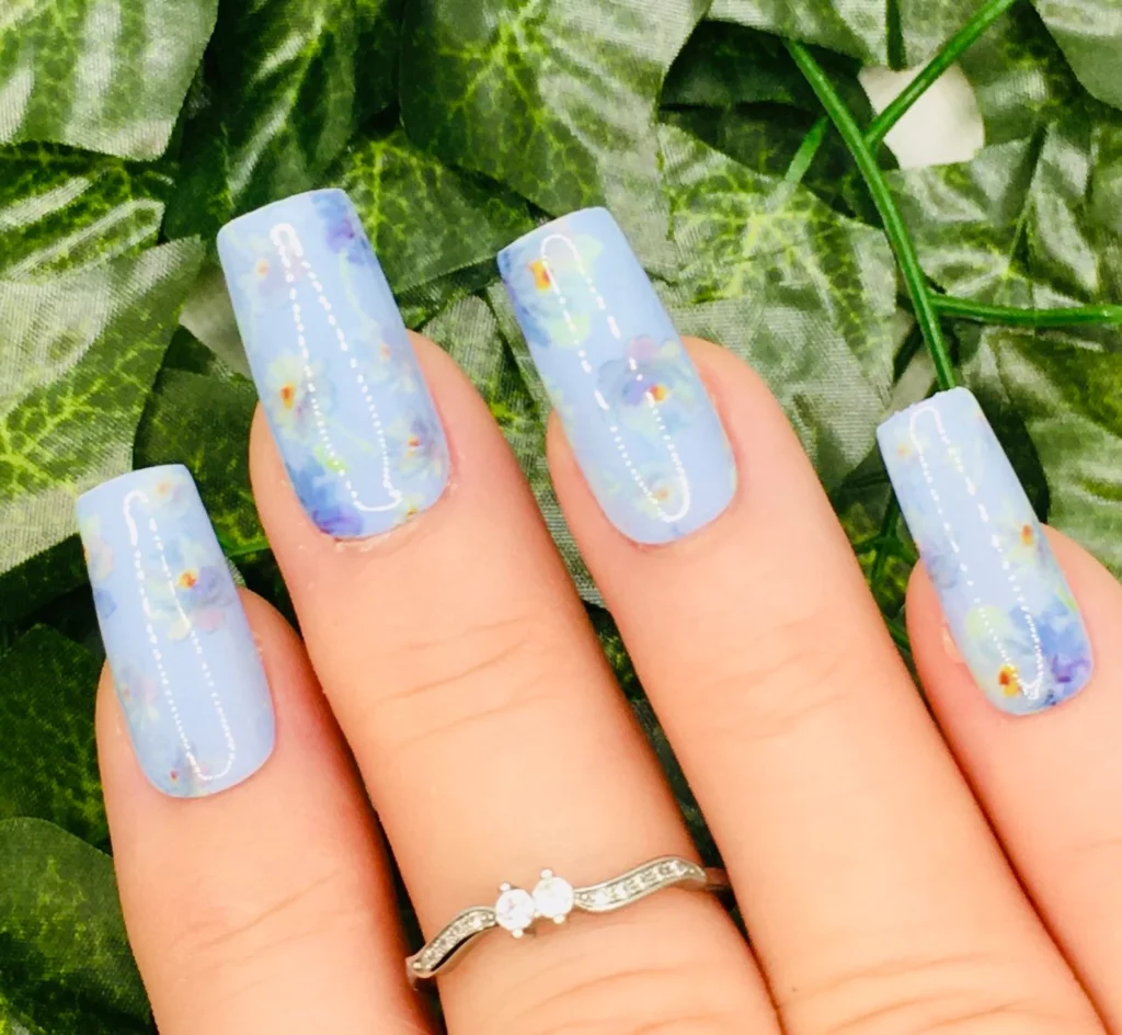 bloemen-nagels-lichtblauw