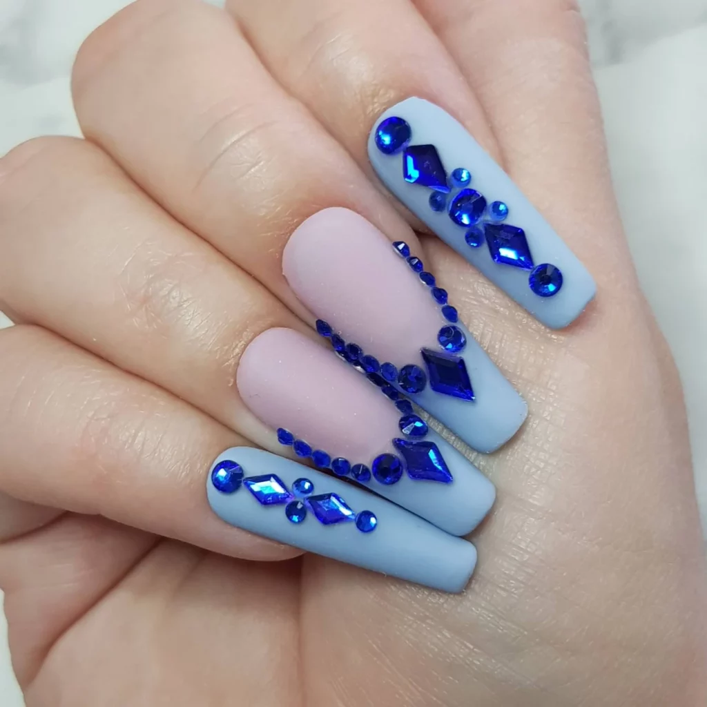 lichtblauwe-nagels-met-blauwe-rhinestones