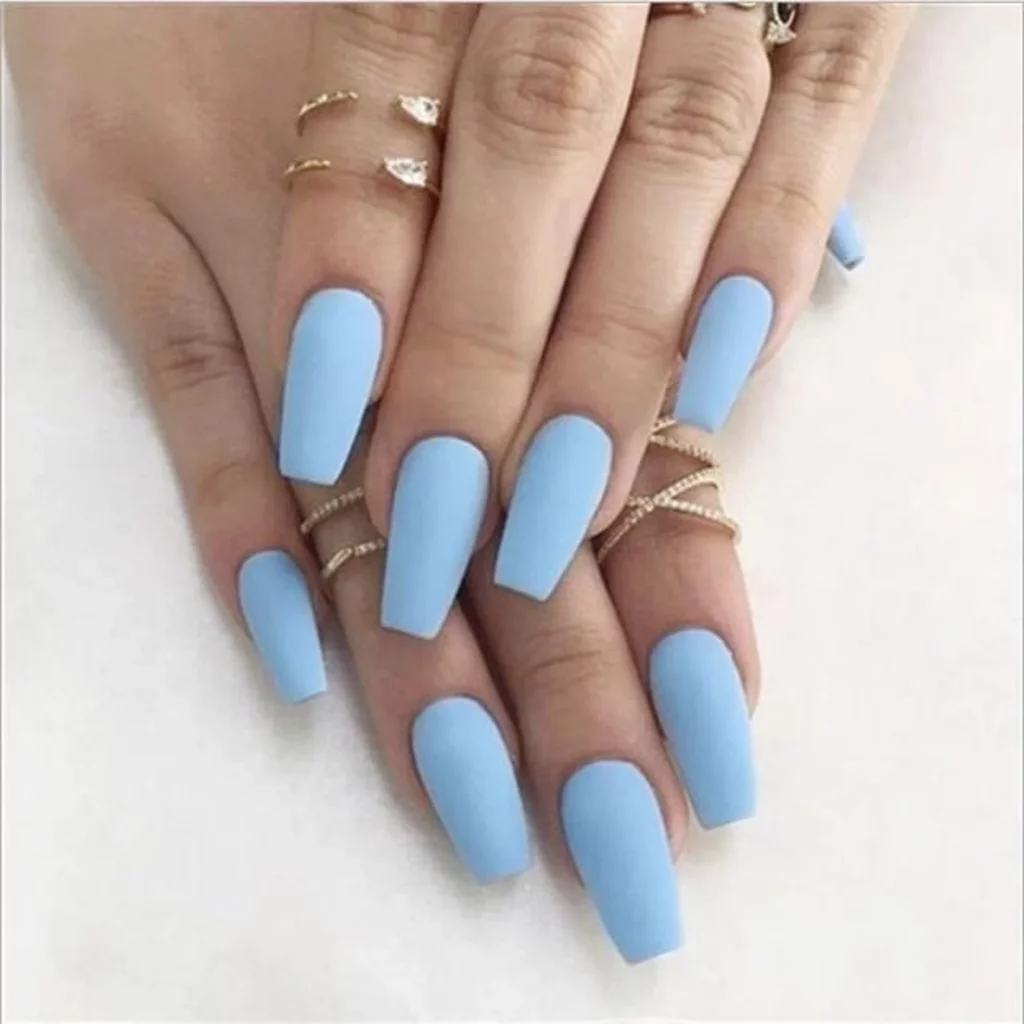matte-lichtblauwe-nagels