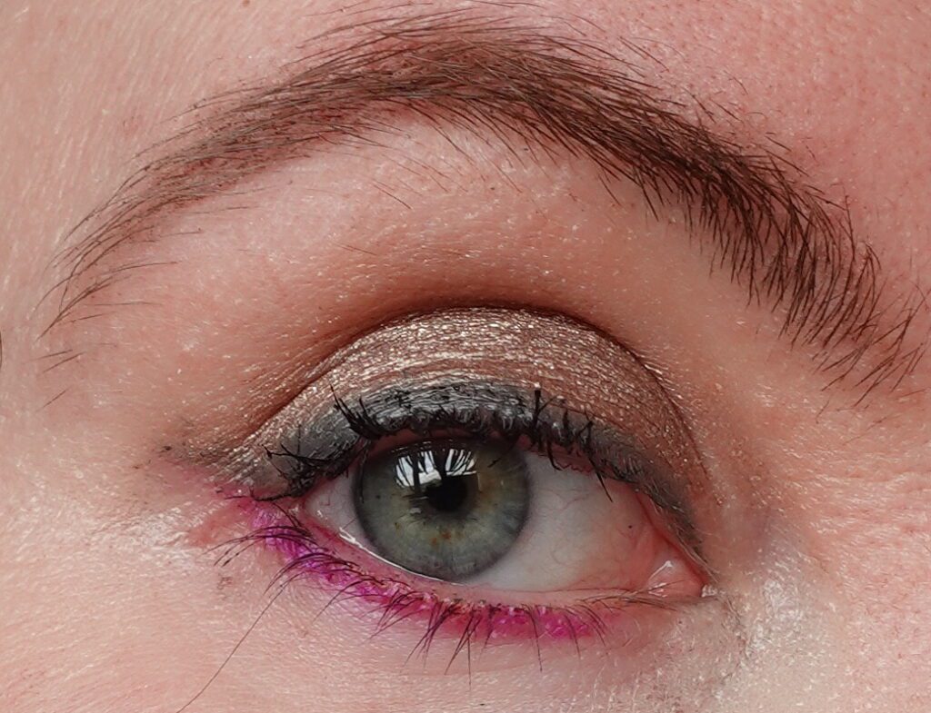 ooglook-met-fuchsia-eyeliner