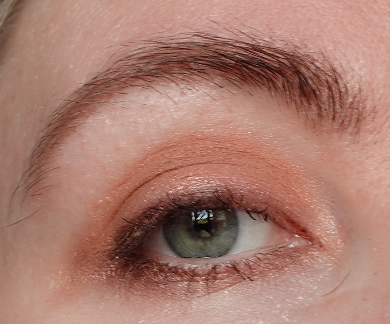 rosegoud-ooglook-met-matte-oogschaduw