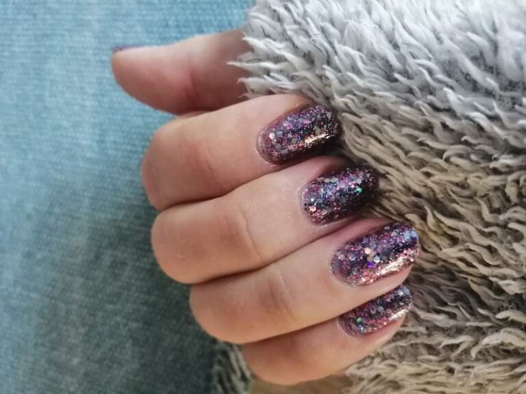 Hoe glitter nagellak aanbrengen? Zo krijg je glitter nagellak dekkend (& verwijderen)