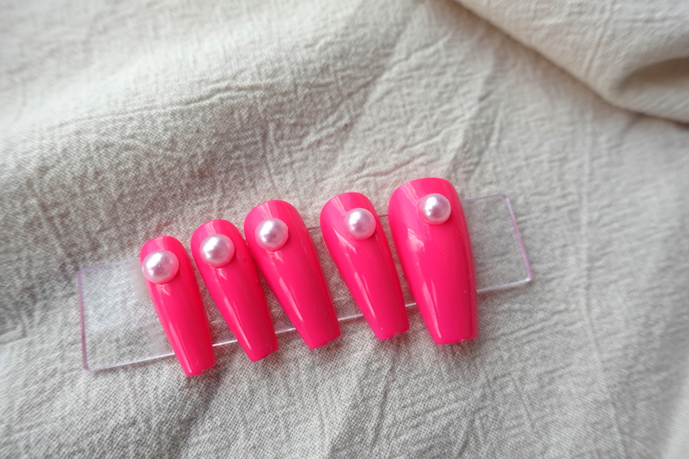 roze-nail-art-met-parels